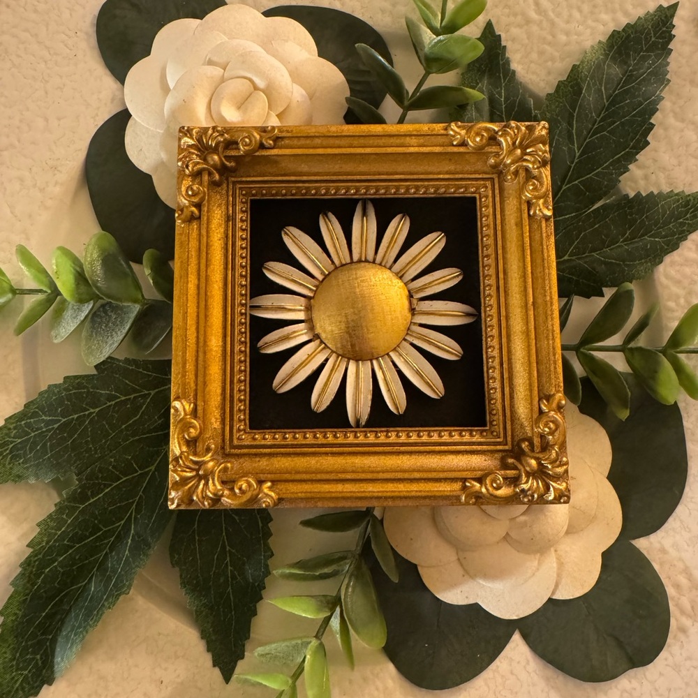 Vintage Daisy Brooch - Picture 5 of 14